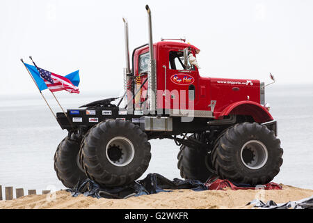 Bournemouth, Dorset UK 4 juin 2016. Big Pete monster truck voitures écrasant sur la plage de Bournemouth, le second jour de l'Roues Bournemouth en juin 2016 Festival Crédit : Carolyn Jenkins/Alamy Live News. Banque D'Images