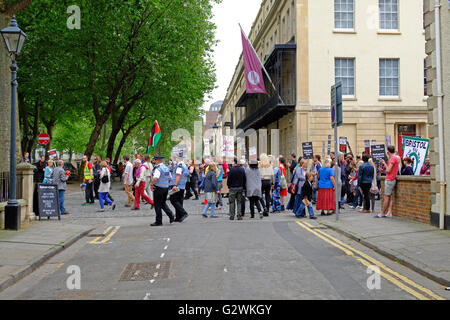 Bristol, Royaume-Uni. 4 juin, 2016. Manifestants à une démonstration ici Bienvenue réfugiés dans les rues de Bristol. La manifestation était organisée pour protester contre les politiques du gouvernement britannique à l'égard des réfugiés. Banque D'Images