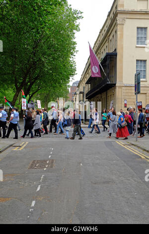 Bristol, Royaume-Uni. 4 juin, 2016. Manifestants à une démonstration ici Bienvenue réfugiés dans les rues de Bristol. La manifestation était organisée pour protester contre les politiques du gouvernement britannique à l'égard des réfugiés. Banque D'Images