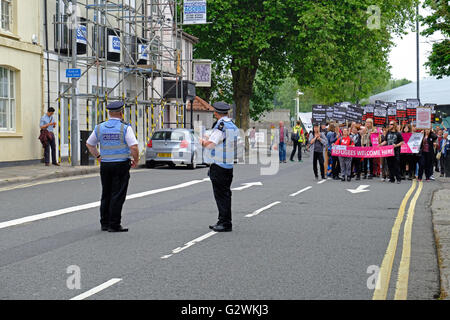 Bristol, Royaume-Uni. 4 juin, 2016. Manifestants à une démonstration ici Bienvenue réfugiés dans les rues de Bristol. La manifestation était organisée pour protester contre les politiques du gouvernement britannique à l'égard des réfugiés. Banque D'Images