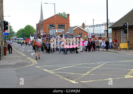 Bristol, Royaume-Uni. 4 juin, 2016. Manifestants à une démonstration ici Bienvenue réfugiés dans les rues de Bristol. La manifestation était organisée pour protester contre les politiques du gouvernement britannique à l'égard des réfugiés. Banque D'Images