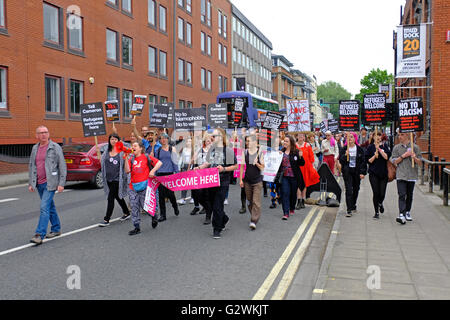 Bristol, Royaume-Uni. 4 juin, 2016. Manifestants à une démonstration ici Bienvenue réfugiés dans les rues de Bristol. La manifestation était organisée pour protester contre les politiques du gouvernement britannique à l'égard des réfugiés. Banque D'Images