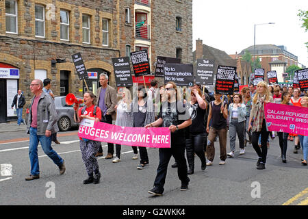 Bristol, Royaume-Uni. 4 juin, 2016. Manifestants à une démonstration ici Bienvenue réfugiés dans les rues de Bristol. La manifestation était organisée pour protester contre les politiques du gouvernement britannique à l'égard des réfugiés. Banque D'Images