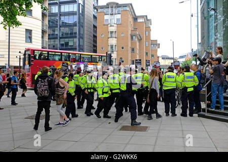 Bristol, Royaume-Uni. 4 juin, 2016. Manifestants à une démonstration ici Bienvenue réfugiés dans les rues de Bristol. La manifestation était organisée pour protester contre les politiques du gouvernement britannique à l'égard des réfugiés. Banque D'Images