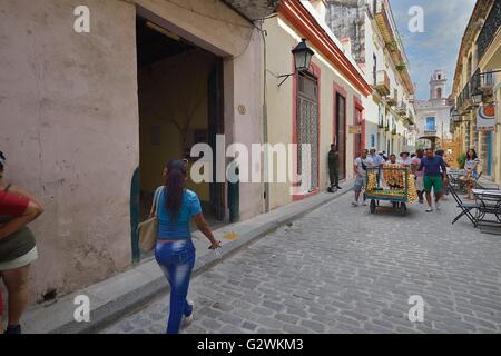 La Havane, La Havane, Cuba. 18 mai, 2016. Avec la récente Facilité de restrictions de voyage aux États-Unis et la levée des restrictions sur l'utilisation des dollars américains dans des transactions avec Cuba La Havane, commence à connaître une renaissance des visiteurs internationaux et du développement des affaires, La Havane, Cuba, mai 2016.Les États-Unis ont imposé un commercial, économique, financier et de blocus contre Cuba en avril 19,1960 (en Cuba a appelé el bloqueo, "le blocus"). Un blocus est guerre économique tel que défini par le dictionnaire Oxford. Le blocus de Cuba est la plus longue de l'histoire moderne. Malgré le blocus, l'ONU Banque D'Images