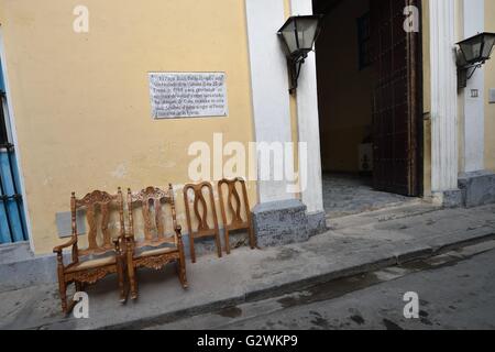 La Havane, La Havane, Cuba. 18 mai, 2016. La réalité économique des effets de l'année 56 blocage économique américaine de Cuba se reflète dans le bâtiment historique des façades, des meubles anciens, les automobiles et le délabrement des conditions de vie de la population cubaine, La Havane, Cuba, mai 2016.Les États-Unis ont imposé un commercial, économique, financier et de blocus contre Cuba en avril 19,1960 (en Cuba a appelé el bloqueo, "le blocus"). Un blocus est guerre économique tel que défini par le dictionnaire Oxford. Le blocus de Cuba est la plus longue de l'histoire moderne. Malgré le blocus, les États-Unis sont t Banque D'Images