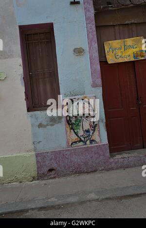 La Havane, La Havane, Cuba. 18 mai, 2016. La réalité économique des effets de l'année 56 blocage économique américaine de Cuba se reflète dans le bâtiment historique des façades, des meubles anciens, les automobiles et le délabrement des conditions de vie de la population cubaine, La Havane, Cuba, mai 2016.Les États-Unis ont imposé un commercial, économique, financier et de blocus contre Cuba en avril 19,1960 (en Cuba a appelé el bloqueo, "le blocus"). Un blocus est guerre économique tel que défini par le dictionnaire Oxford. Le blocus de Cuba est la plus longue de l'histoire moderne. Malgré le blocus, les États-Unis sont t Banque D'Images