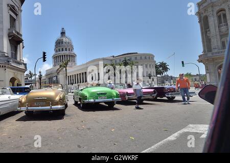 La Havane, La Havane, Cuba. 14 mai, 2016. Avec la récente Facilité de restrictions de voyage aux États-Unis et la levée des restrictions sur l'utilisation des dollars américains dans des transactions avec Cuba La Havane, commence à connaître une renaissance des visiteurs internationaux et du développement des affaires, La Havane, Cuba, mai 2016.Les États-Unis ont imposé un commercial, économique, financier et de blocus contre Cuba en avril 19,1960 (en Cuba a appelé el bloqueo, "le blocus"). Un blocus est guerre économique tel que défini par le dictionnaire Oxford. Le blocus de Cuba est la plus longue de l'histoire moderne. Malgré le blocus, l'ONU Banque D'Images