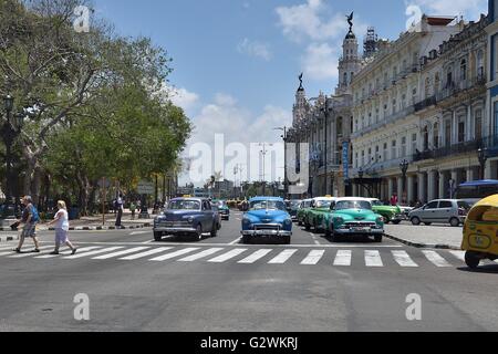 La Havane, La Havane, Cuba. 14 mai, 2016. Avec la récente Facilité de restrictions de voyage aux États-Unis et la levée des restrictions sur l'utilisation des dollars américains dans des transactions avec Cuba La Havane, commence à connaître une renaissance des visiteurs internationaux et du développement des affaires, La Havane, Cuba, mai 2016.Les États-Unis ont imposé un commercial, économique, financier et de blocus contre Cuba en avril 19,1960 (en Cuba a appelé el bloqueo, "le blocus"). Un blocus est guerre économique tel que défini par le dictionnaire Oxford. Le blocus de Cuba est la plus longue de l'histoire moderne. Malgré le blocus, l'ONU Banque D'Images