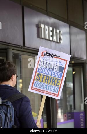 Londres, Royaume-Uni. 04 Juin, 2016. Mars à enregistrer la bourse du NHS. Défendre les travailleurs de la santé bourses grève ensemble. Credit : Marcin Libera/Alamy Live News Banque D'Images