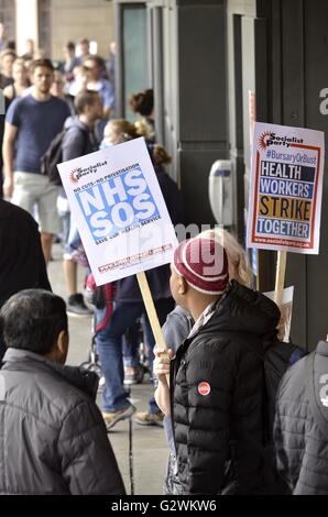 Londres, Royaume-Uni. 04 Juin, 2016. Mars à enregistrer la bourse du NHS. Défendre les travailleurs de la santé bourses grève ensemble. Credit : Marcin Libera/Alamy Live News Banque D'Images