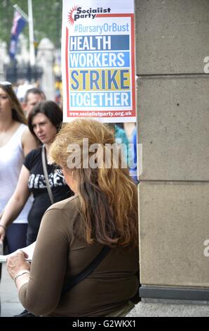 Londres, Royaume-Uni. 04 Juin, 2016. Mars à enregistrer la bourse du NHS. Défendre les travailleurs de la santé bourses grève ensemble. Credit : Marcin Libera/Alamy Live News Banque D'Images