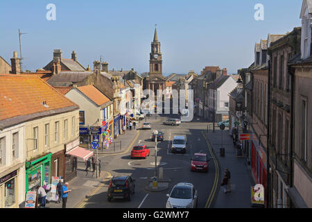 Le centre-ville de la ville du marché Berwick-upon-Tweed, Northumberland, Angleterre, avec la Mairie au milieu. Banque D'Images