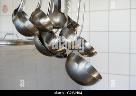 Berlin, Allemagne, Schoepfkellen dans la cuisine d'une cantine. Banque D'Images