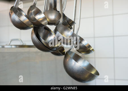 Berlin, Allemagne, Schoepfkellen dans la cuisine d'une cantine. Banque D'Images