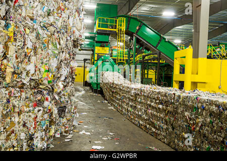 Southfield, Michigan - Le ReCommunity installation de récupération des matériaux, où les matériaux recyclables sont triés et mis en balles. Banque D'Images