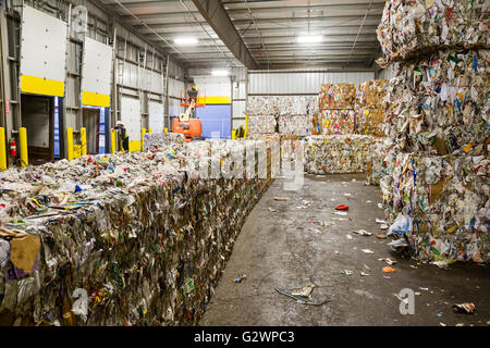 Southfield, Michigan - Le ReCommunity installation de récupération des matériaux, où les matériaux recyclables sont triés et mis en balles. Banque D'Images