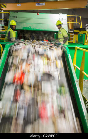 Southfield, Michigan - Le ReCommunity installation de récupération des matériaux, où les matériaux recyclables sont triés et mis en balles. Banque D'Images