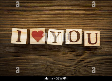 Message JE T'AIME faites de lettres sur des blocs de bois Banque D'Images