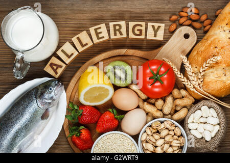 Allergie alimentaire concept. Allergie alimentaire que des amandes, pistaches, lait, tomate, citron, kiwi, fraise, truite, pain, graines de sésame, par exemple : Banque D'Images