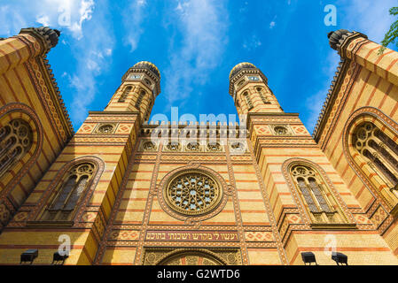 Synagogue Hongrie, vue sur la façade de la synagogue Dohany utca dans le vieux quartier juif (dans le quartier Erzsebetvaros) de Budapest, Hongrie. Banque D'Images