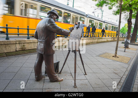 L'art de la rue de Budapest, vue sur une statue en bronze de l'artiste hongrois Roskovics Ignac (Festo) situé le long du Danube dans le quartier Belvaros de Budapest. Banque D'Images