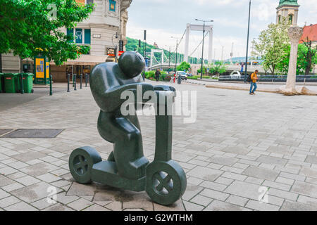 Art de la rue de Budapest, vue sur une sculpture en granit poli d'une figure à cheval sur un scooter situé à Vaci utca dans le quartier Belvaros de Budapest. Banque D'Images