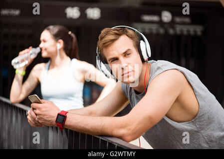 L'homme à l'écoute de la musique via un casque Banque D'Images