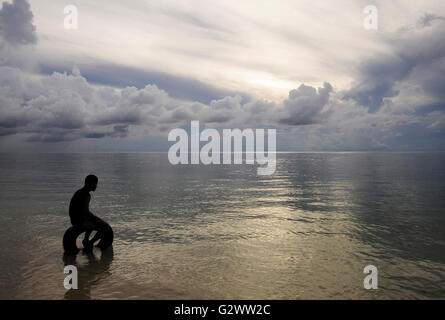 L'homme donne sur la mer de Saipan dans les îles Mariannes du Nord. Banque D'Images