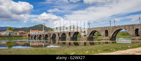 Panorama du pont romain à Ponte de Lima, Portugal Banque D'Images