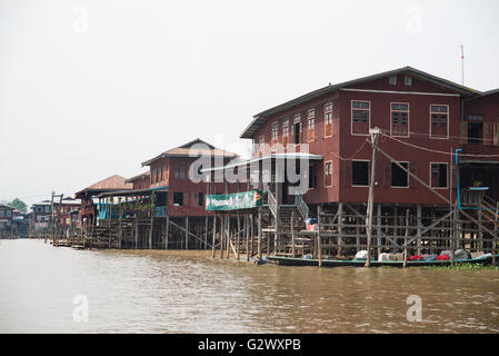 Des maisons sur pilotis dans un village sur le lac Inle, l'État de Shan, Myanmar Banque D'Images