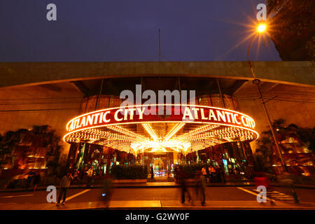 Jeux de casino la nuit, Miraflores, Lima, Pérou Banque D'Images