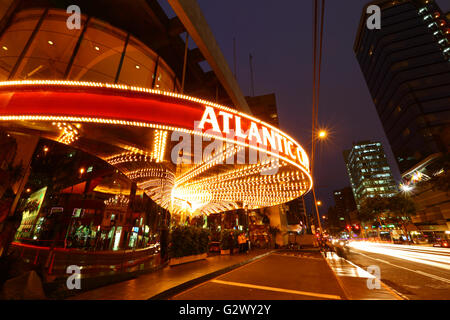 Jeux de casino la nuit, Miraflores, Lima, Pérou Banque D'Images