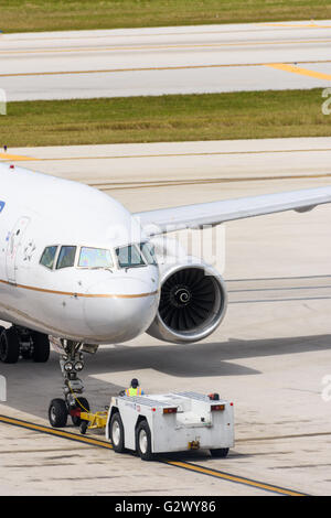 United Airlines Boeing 757 avion repoussée en préparation pour le décollage à l'aéroport de Fort Lauderdale Hollywood Banque D'Images