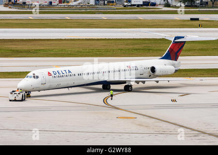 McDonnell Douglas MD88 Delta plane repoussée en préparation pour le décollage à l'aéroport de Fort Lauderdale Hollywood Banque D'Images