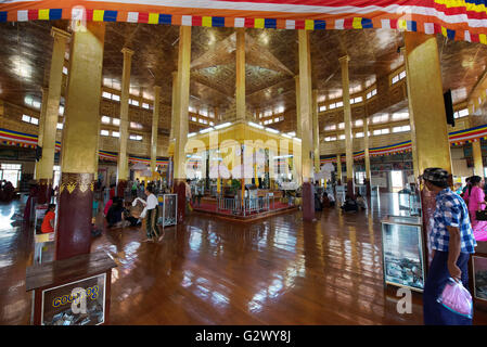 Les croyants bouddhistes à la pagode phaung daw oo tha lay village, lac Inle, myanmar Banque D'Images