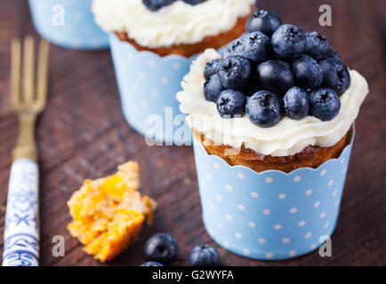 Pumpkin cupcakes avec fromage à la crème, les bleuets Banque D'Images