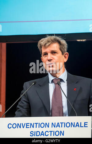 Paris, France, un homme politique français donne un discours sur le SIDA/VIH en France à la Convention nationale sur le SIDA, Sidaction, présentation scientifique (Louis GAUTIER, Tresorie) Banque D'Images