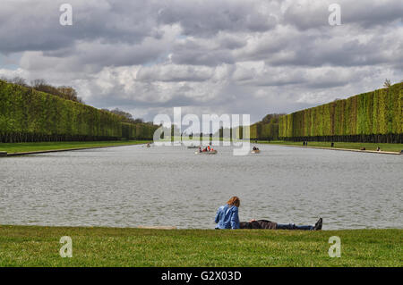 Couple romantique dans les jardins de Versailles Banque D'Images