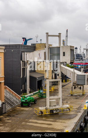 Ci-joint pour les rampes de façon navire passagers chargement sur les bateaux de croisière. Tampa, Floride Banque D'Images