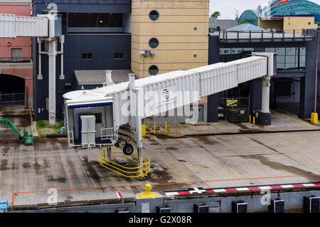 Ci-joint pour les rampes de façon navire passagers chargement sur les bateaux de croisière. Tampa, Floride Banque D'Images