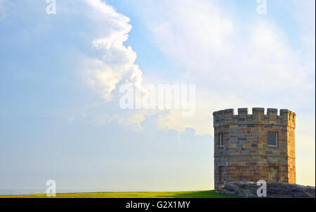 Xixe siècle historique du gouvernement de grès à tour des douanes La Perouse, Sydney, Australie. Nuages dans le fond de ciel bleu. Banque D'Images