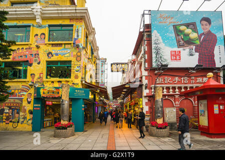 Macao, Chine - le 12 mars 2016 : La rue de la nourriture ou de la Rua do Cunha dans l'île de Taipa, Macao. Banque D'Images