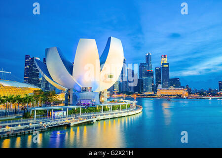 La ville de Singapour, Singapour - Juillet 18, 2015 : Avis de Marina Bay avec le musée des sciences dans la ville de Singapour Banque D'Images