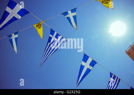 Les drapeaux sur la mer grecque triangulaire ciel bleu avec en arrière-plan Banque D'Images