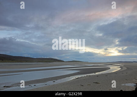 Coucher de soleil sur Luskentyre plage à marée basse Banque D'Images