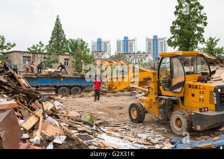 Démolition de bâtiments anciens avec les travailleurs et d'un bulldozer pour faire de la place pour de nouveaux appartements à l'extérieur de la ville, Nanjing Banque D'Images