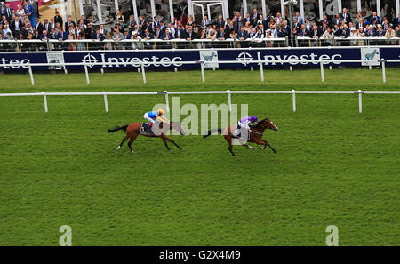 Minding monté par Jockey Ryan Moore sur son chemin pour gagner la Investec Oaks sur Mesdames Jour au cours de l'Investec Derby d'Epsom 2016 Festival à l'hippodrome d'Epsom, Epsom. Banque D'Images