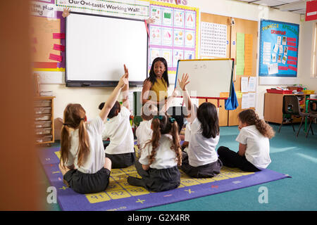 Tableau blanc avec l'enseignant à l'école primaire cours de mathématiques. Banque D'Images