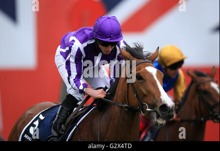 Minding monté par Ryan Moore remporte l'Investec Oaks sur Mesdames Jour au cours de l'Investec Derby d'Epsom 2016 Festival à l'hippodrome d'Epsom, Epsom. Banque D'Images